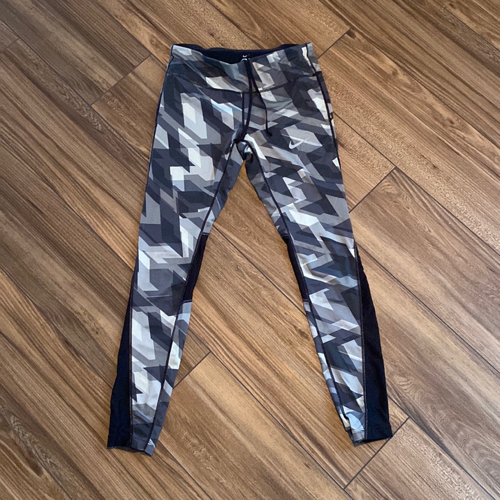 Nike dri-fit leggings, size medium, preowned condition